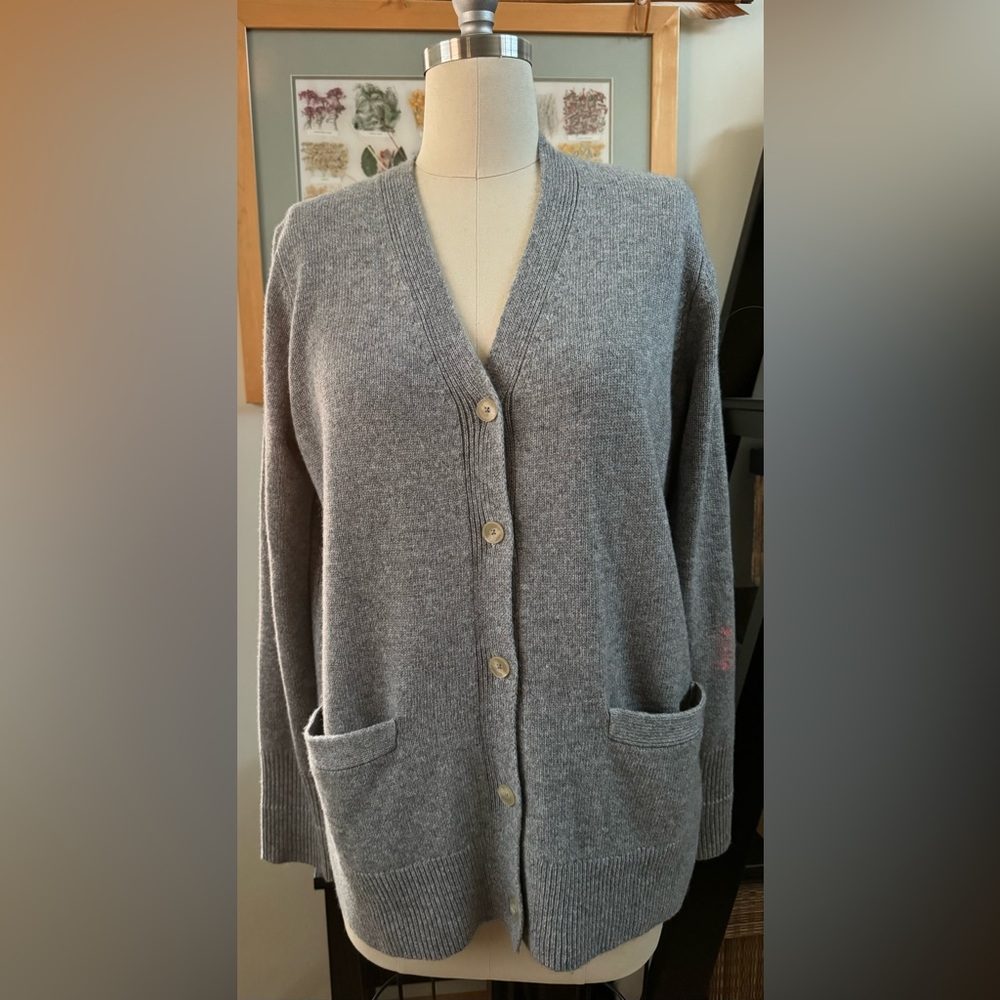 Everlane Boyfriend fit Cashmere Cardigan with pockets and side vents